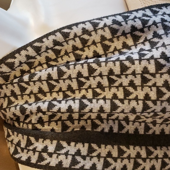 Michael Kors Signature Gray Scarf - Picture 2 of 7